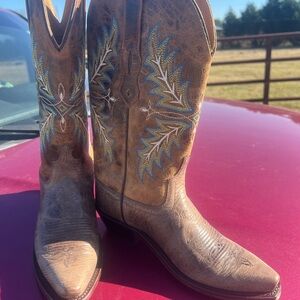 Worn 1x like new womens boots w/ box size 6 1/2